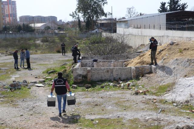 Etrafı duvarlarla örülü boş arazide yarı çıplak bir erkeğin cansız bedeni bulundu