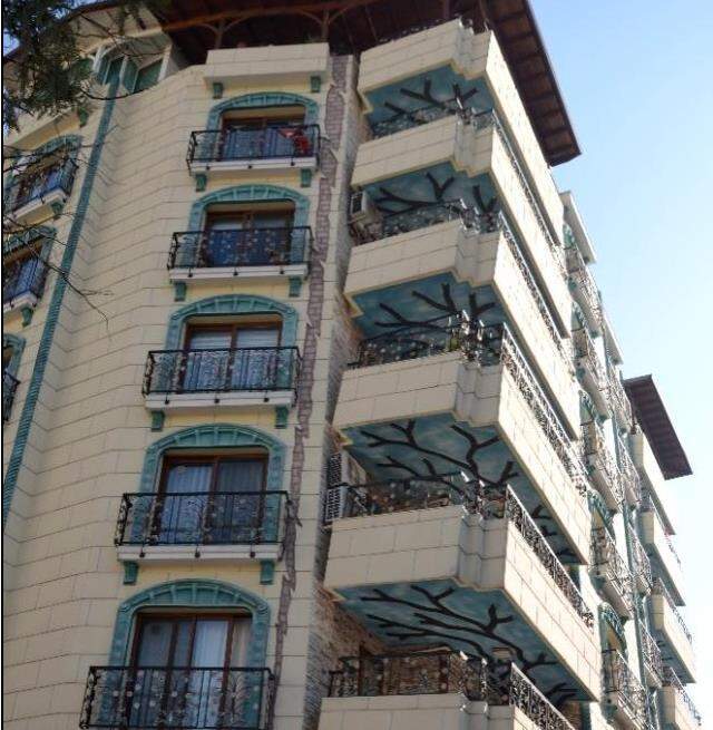 İlginç mimarisiyle 'çöküyormuş hissi veren' apartman görenleri hayrete düşürüyor