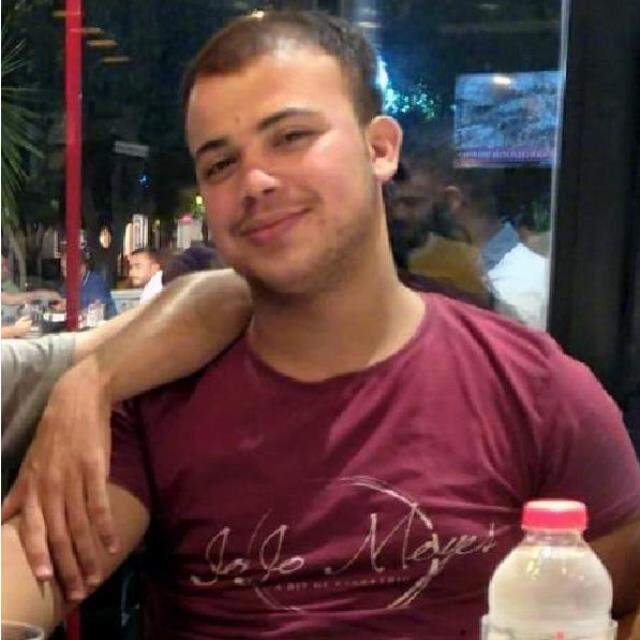 Kerestelerin altında kalıp ölen kardeşinin yüzüne son kez bakıp gözyaşı döktü Kerestelerin altında kalıp ölen kardeşinin yüzüne son kez bakıp gözyaşı döktü