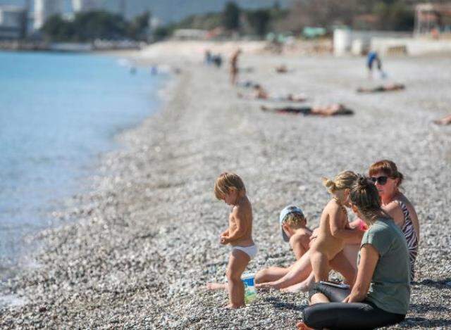 Antalya sahilleri kısıtlamadan muaf olan turistlerle doldu taştı Antalya sahilleri kısıtlamadan muaf olan turistlerle doldu taştı
