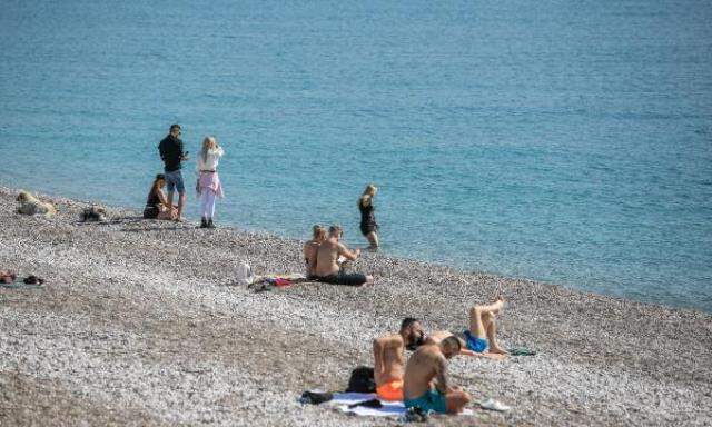 Antalya sahilleri kısıtlamadan muaf olan turistlerle doldu taştı Antalya sahilleri kısıtlamadan muaf olan turistlerle doldu taştı