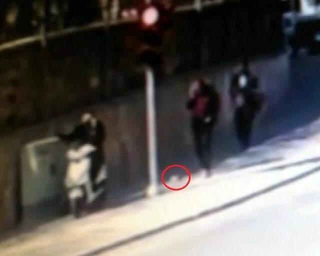 Bir anlık dalgınlıkla yere düşürdüğü tüm birikimi gözünün önünde çalındı Bir anlık dalgınlıkla yere düşürdüğü tüm birikimi gözünün önünde çalındı
