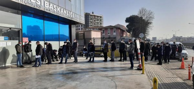 Sokağa çıkma kısıtlamasında vergi dairelerinde metrelerce kuyruk oluştu Sokağa çıkma kısıtlamasında vergi dairelerinde metrelerce kuyruk oluştu