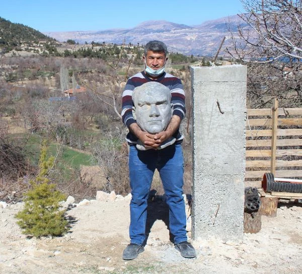 Balık tutarken kayalıklar arasında bulduğu Atatürk büstünü terk etmeye yüreği el vermeyince, evine getirip bahçesine dikti