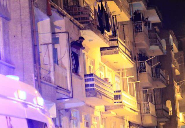 Çocuğunu görmek isteyen baba, bıçakla cama çıkıp kendini polise ihbar etti Çocuğunu görmek isteyen baba, bıçakla cama çıkıp kendini polise ihbar etti