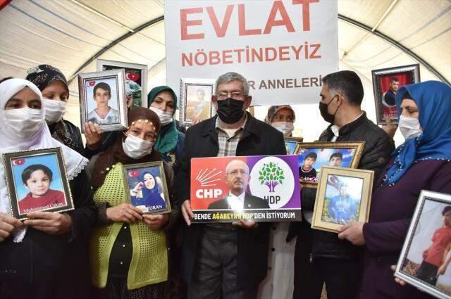 CHP lideri Kılıçdaroğlu'nun kardeşi evlat nöbetindeki anneleri ziyaret etti! Elindeki döviz