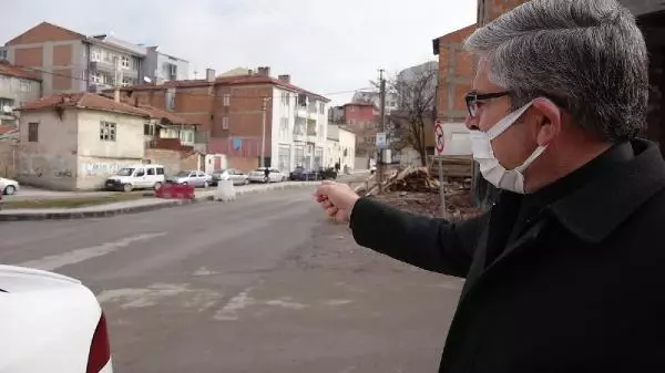 Yol yapım çalışması nedeniyle taşınan asırlık türbenin içi boş çıktı