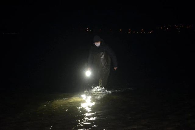 Gecenin karanlığında denize atlayan alkollü kadın ekiplere zor anlar yaşattı
