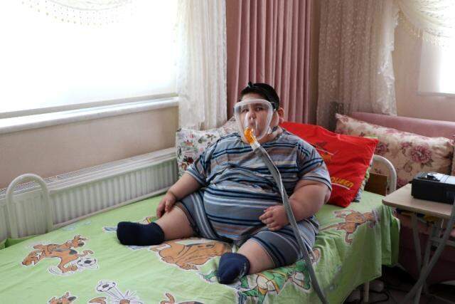 Hormon eksikliği yüzünden 90 kiloya ulaşan 5 yaşındaki çocuk çaresizce yardım bekliyor Hormon eksikliği yüzünden 90 kiloya ulaşan 5 yaşındaki çocuk çaresizce yardım bekliyor