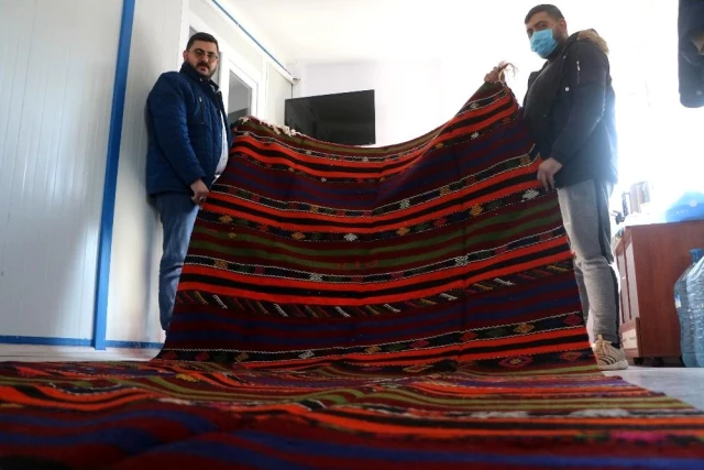 Atalarından kalma kilim ve halıyı 1.5 milyon liraya satıyorlar