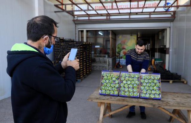 Çeyrek altından pahalı eriği görenler yalnızca fotoğrafını çekebildi Çeyrek altından pahalı eriği görenler yalnızca fotoğrafını çekebildi