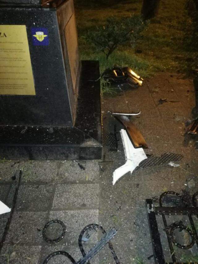 Kadıköy'de bulunan Alex de Souza'nın heykeline otomobil çarptı