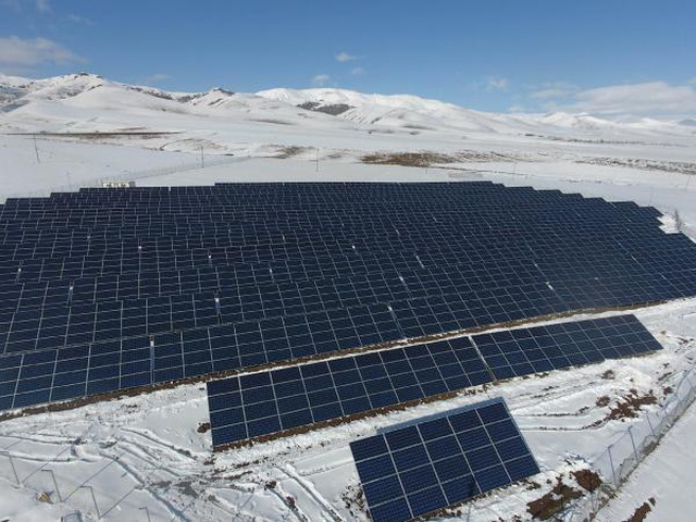 Karla kaplı araziye güneş enerji sistemi kuruldu, 900 hanenin enerji ihtiyacını karşılayacak Karla kaplı araziye güneş enerji sistemi kuruldu, 900 hanenin enerji ihtiyacını karşılayacak