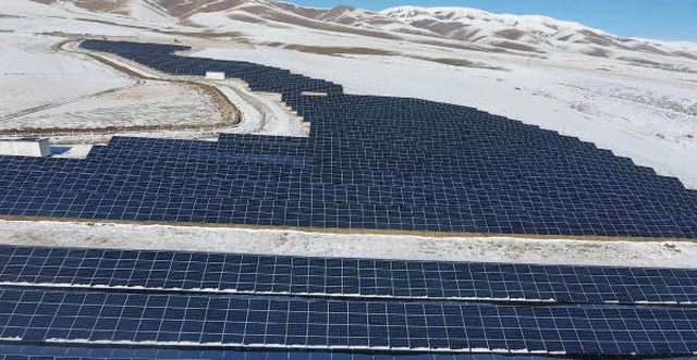 Karla kaplı araziye güneş enerji sistemi kuruldu, 900 hanenin enerji ihtiyacını karşılayacak Karla kaplı araziye güneş enerji sistemi kuruldu, 900 hanenin enerji ihtiyacını karşılayacak