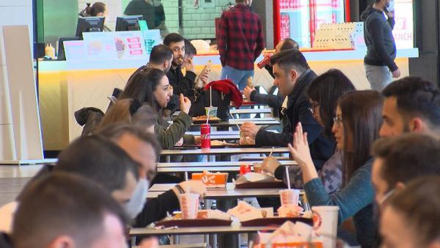 Restoranlar açıldı; AVM'lerin yemek katları dolup taştı Restoranlar açıldı; AVM'lerin yemek katları dolup taştı