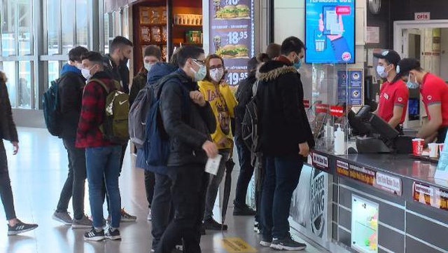 Restoranlar açıldı; AVM'lerin yemek katları doldu taştı Restoranlar açıldı; AVM'lerin yemek katları doldu taştı