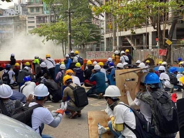 Askeri darbeyle sarsılan Myanmar'da güvenlik güçleri gerçek mermi kullandı: 6 protestocu hayatını kaybetti