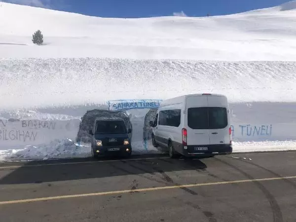 Artvin'de şoförler yaptıkları kardan tünel ile hükümetten destek istedi