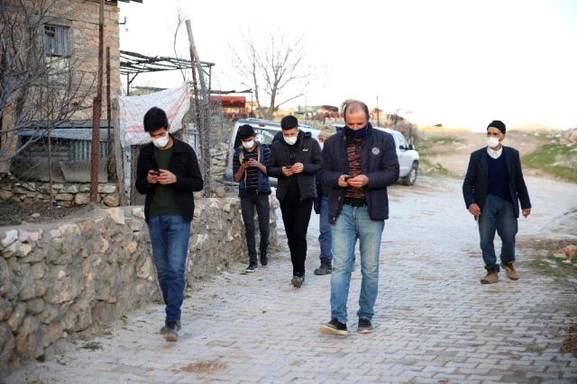 3 ilin ortasında bulunan köyde vatandaşlar telefonun çekmesi için 1 km yürüyor