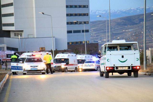 Bitlis'teki helikopter kazasında şehit olan 11 askerimizin naaşı Elazığ'a getirildi Bitlis'teki helikopter kazasında şehit olan 11 askerimizin naaşı Elazığ'a getirildi