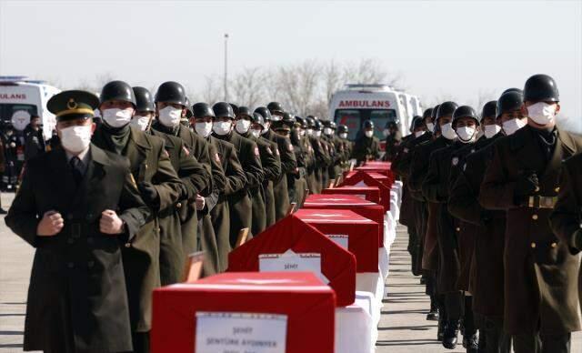 Her birinin hikayesi yarım kaldı! Bitlis'te şehit olan askerlerimiz için 8. Kolordu Komutanlığı'nda tören düzenlendi