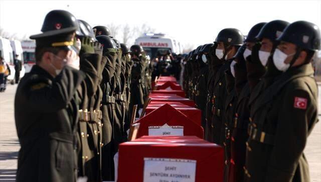 Her birinin hikayesi yarım kaldı! Bitlis'te şehit olan askerlerimiz için 8. Kolordu Komutanlığı'nda tören düzenlendi