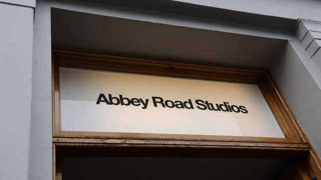 Londra'daki ünlü Abbey Road sokağının tabelası 37 bin sterline satıldı