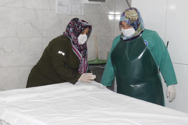 Mesleklerini duyan korkuyor! Kadın gassallar yılda 10 bine yakın cenaze yıkıyor Mesleklerini duyan korkuyor! Kadın gassallar yılda 10 bine yakın cenaze yıkıyor