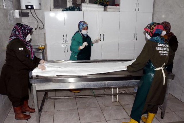 Mesleklerini duyan korkuyor! Kadın gassallar yılda 10 bine yakın cenaze yıkıyor Mesleklerini duyan korkuyor! Kadın gassallar yılda 10 bine yakın cenaze yıkıyor