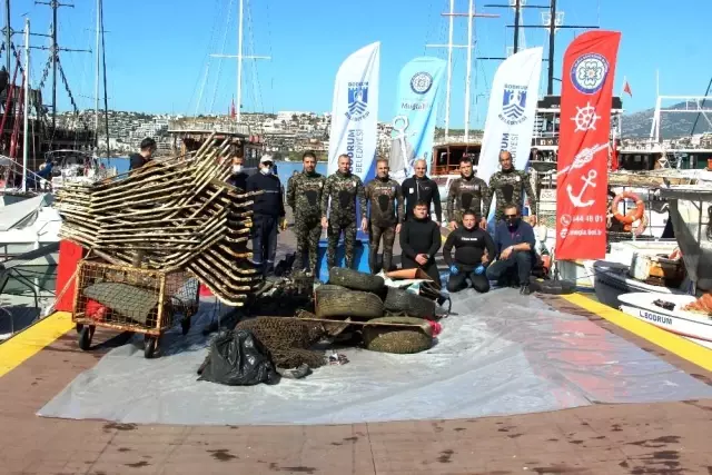 Denizin dibinde yok yok! 20 adet şezlongtan kızartma tavasına kadar onlarca atık var