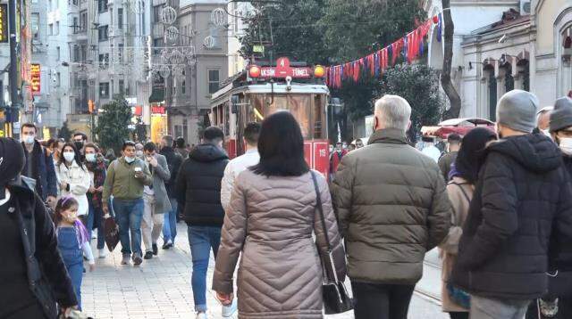 Bakan Koca'nın 'Hasta artışı var' dediği İstanbul'da vatandaşlar, İstiklal Caddesi'ne akın etti