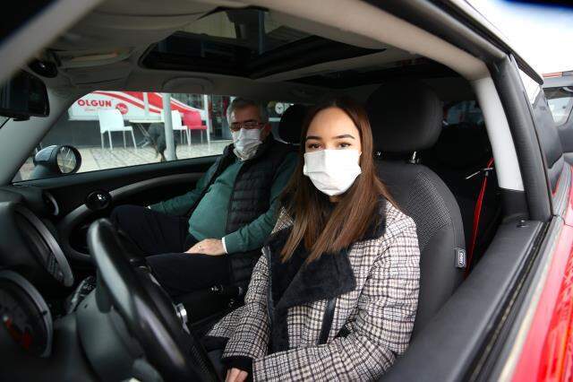 Bıraktığı sigaranın parasıyla kızının otomobil hayalini gerçekleştirdi Bıraktığı sigaranın parasıyla kızının otomobil hayalini gerçekleştirdi
