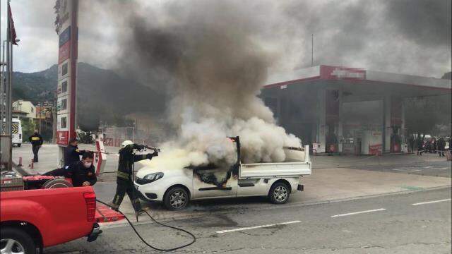 Böyle öfke görülmedi! Kardeşine kızdı aracını benzin döküp ateşe verdi Böyle öfke görülmedi! Kardeşine kızdı aracını benzin döküp ateşe verdi