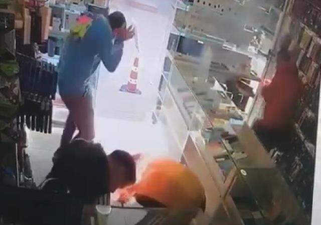 Cep telefonunun bataryası patlayan adam alevlerin arasında kaldı Cep telefonunun bataryası patlayan adam alevlerin arasında kaldı