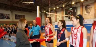 Nevşehir Valisi Becel, kadın sporculara karanfil hediye etti