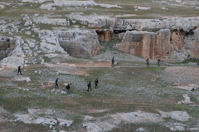 Şanlıurfa'da mağaraya baskın yapan polis kumarhaneyle karşılaştı: 29 gözaltı