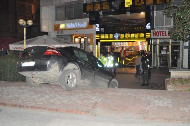 Son dakika haber! Kaza yapan iki arkadaş, hiçbir şey olmamış gibi restoranda yemek yedi Son dakika haber! Kaza yapan iki arkadaş, hiçbir şey olmamış gibi restoranda yemek yedi