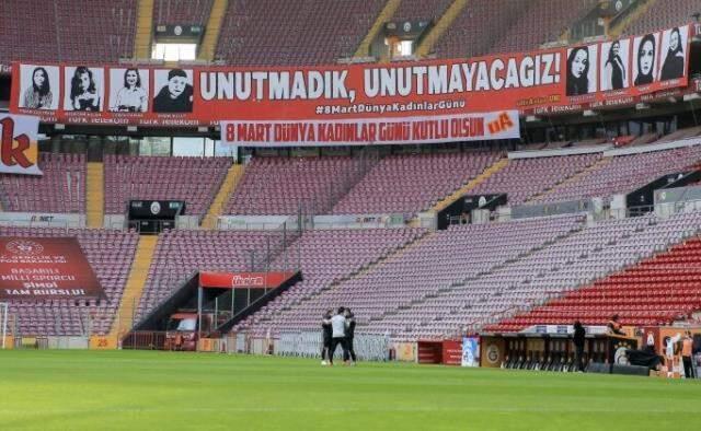 Galatasaray tribünlerinden anlamlı pankart: Unutmadık, unutmayacağız