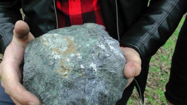 Mangal yaptıkları sırada bahçeye düşen 9.5 kiloluk taş köylüleri heyecanlandırdı! Meteor olduğunu iddia ediyorlar Mangal yaptıkları sırada bahçeye düşen 9.5 kiloluk taş köylüleri heyecanlandırdı! Meteor olduğunu iddia ediyorlar
