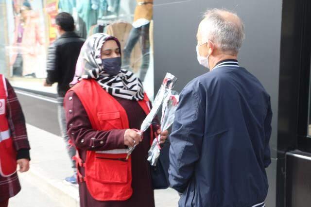 2020'de kadın cinayetinin yaşanmadığı kentimizde erkeklere çiçek dağıtıldı