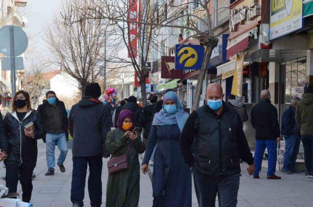 Haritada kırmızıya boyanan Aksaray'da tam kapanmanın ardından sokaklar tıklım tıklım Haritada kırmızıya boyanan Aksaray'da tam kapanmanın ardından sokaklar tıklım tıklım