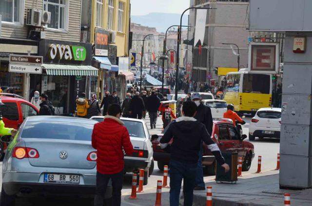 Haritada kırmızıya boyanan Aksaray'da tam kapanmanın ardından sokaklar tıklım tıklım Haritada kırmızıya boyanan Aksaray'da tam kapanmanın ardından sokaklar tıklım tıklım