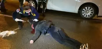 Seyir halindeki aracın önüne atlayan genç, ağır yaraladı