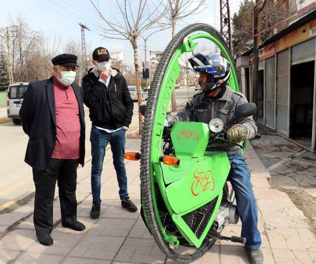 Tek tekerlekli motosiklet yaptı, gören hayran kaldı Tek tekerlekli motosiklet yaptı, gören hayran kaldı