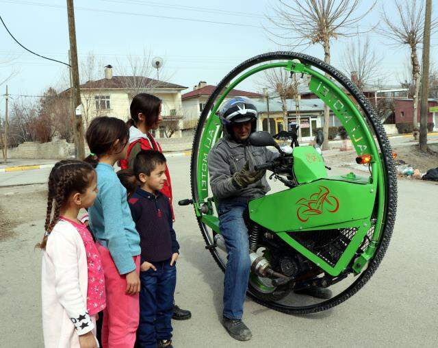 Tek tekerlekli motosiklet yaptı, gören hayran kaldı Tek tekerlekli motosiklet yaptı, gören hayran kaldı