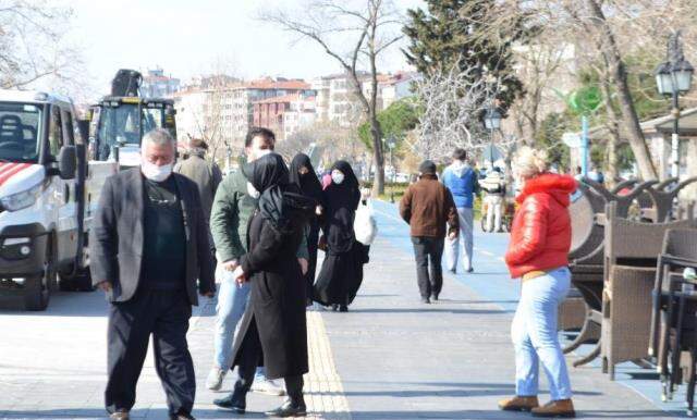 Uyarılar işe yaramıyor! Koronanın durdurulamadığı ilimizde endişelendiren görüntüler