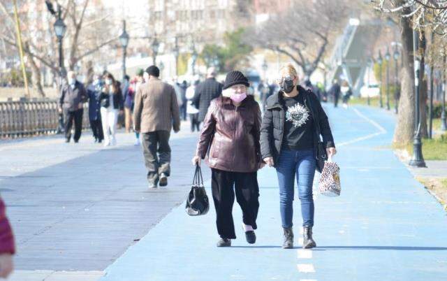 Uyarılar işe yaramıyor! Koronanın durdurulamadığı ilimizde endişelendiren görüntüler