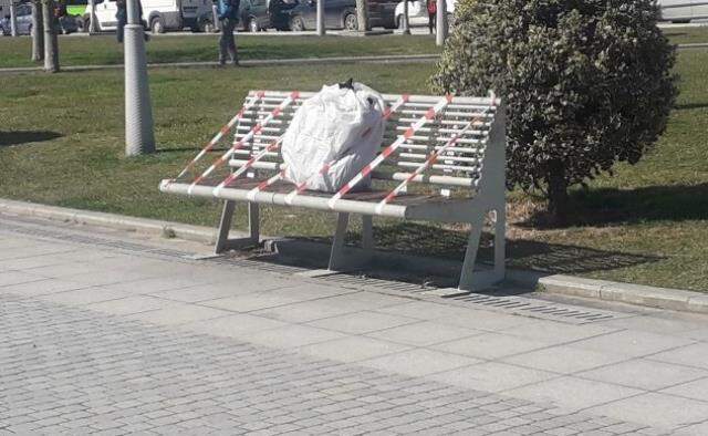 Üzerinde Arapça 'İhtiyacı olan alsın' yazılı poşeti görenler telefona sarıldı Üzerinde Arapça 'İhtiyacı olan alsın' yazılı poşeti görenler telefona sarıldı