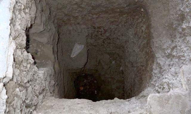 Defineciler tarihi evi talan etti, içeriye bakan vatandaşlar şaşıp kaldı: Hayret ettik Defineciler tarihi evi talan etti, içeriye bakan vatandaşlar şaşıp kaldı: Hayret ettik