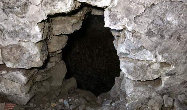 Defineciler tarihi evi talan etti, içeriye bakan vatandaşlar şaşıp kaldı: Hayret ettik Defineciler tarihi evi talan etti, içeriye bakan vatandaşlar şaşıp kaldı: Hayret ettik